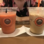 サンマルクカフェ - 2018/08 アイスカフェラテ Ｍ 330円（＋税）と季節限定ののブラッドオレンジスムージー M440円(＋税)をチョイス。 ブラッドオレンジ果汁を使用したスムージーはこの猛暑にはぴったり