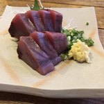 だいだいや - 鰹刺し身
      長男に二切れも奪われ計算が狂いました。