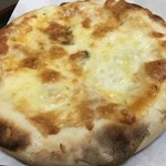 居酒屋呑屋 - チーズたっぷりピザ@880円