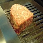 Yakiniku Naritaya - 厚切り特選上フィレ肉を焼きます。