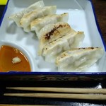 大城 - 刺身皿に盛られた色白な焼き餃子。うまし！