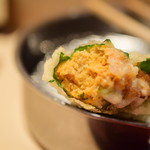 てんぷら 深町 - 生雲丹 大葉巻き：断面