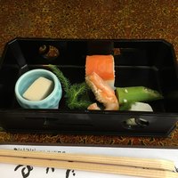 貴船べにや - 胡麻豆腐、煮海老、オクラ、サーモン寿司、求肥？