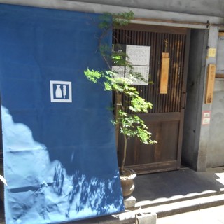 まるで酒蔵のような外観