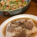 BORDER - 肉豆腐。柔らかく仕上げた牛すじ肉としっかりと味のしみた豆腐とのコラボです。