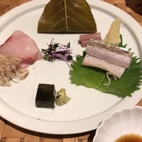 伊豆高原 城ケ崎温泉 花吹雪 - 向付 金目鯛桜葉締め、地魚の刺身太刀魚の炙り、地魚の刺身キントキダイ
