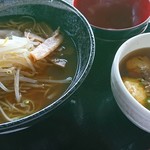 六甲フードテラス - 醤油ラーメンと明石焼き