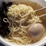 立ち食い塩ラーメン かん哲 - 塩ラーメン煮玉子