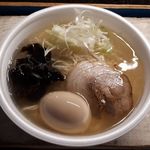 立ち食い塩ラーメン かん哲 - 塩ラーメン煮玉子