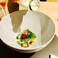 オルト - 此方は「菜園」
                にヤギのヨーグルトをかけて頂いてるところ！
                尋常ない様々なお野菜とハーブ、お花のサラダ？