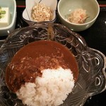 Kushiage Kappou Tonton - 名物薬膳カレーはガラスのお皿で提供されます。