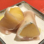 光壽おおやま - プラムとガーリックチーズの生ハム巻き