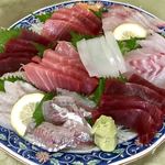 まるいち食堂 - 
      中トロ、マグロにイカと地魚多種の盛り合わせ(3〜4人前)¥4,500-