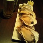 室町だいやす - 鳥羽産の岩牡蠣４ケと生ビール