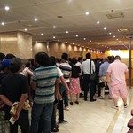 福山ニューキャッスルホテル ビアホール - 19:50入場待ちで大行列(2018.08.11)