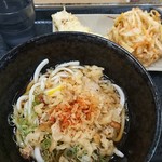 月美屋 - おろしぶっかけ:天かすと一味をかけたあと