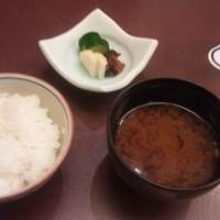 人形町今半 新宿第一生命ビル店 - ご飯、赤だし、香の物
