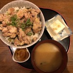 ほのぼの - かしわ塩バター丼 極小 冷奴と大根の炒め物と味噌汁が付けています。