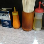 ラーメン二郎 - 卓上調味料と箸