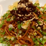 名家 華中華 - 汁無し担々麺、お酢をかけて食べるのがオススメ！