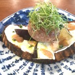 ブリコラージュ ブレッド アンド カンパニー ダイニング・カフェ - 鴨肉のつくねが、細いネギを背負っているイメージの盛り付けだそう。丸っとつくね、結構ボリュームあり。高さある盛り付けおしゃれ、まん丸つくねかわいいな♡　20180812