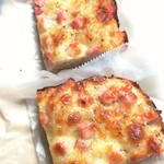 ブリコラージュ ブレッド アンド カンパニー - タルトフランベ。1枚を半分にカットしていただいたもの　20180812　ブリコラージュブレッドの生地の上に、ベーコン、チーズ、クレームエペスがトッピングされたもの。440円　ビールと抜群の相性☆