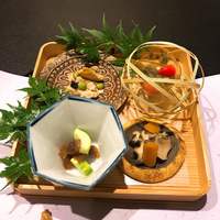 お料理 七草 - ①酒蒸しアワビとカラスミ、身欠きにしんと瓜の浅漬け、のどぐろ、枝豆、キャビア、ただ茶豆豆腐とジュンサイのゼリー寄せ