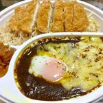 シロクマカレー - 牛スジカレー　680円 トッピングで、 ロースカツ　250円 焼きチーズ　150円 温泉玉子　100円 ソフトクリーム　350円