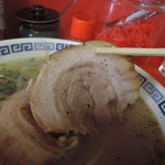 黒崎一番 - チャーシューは豚バラ肉で、２枚入り。 　450円とは思えないボリュームだ！(*ﾟ∀ﾟ) 　厚みがあり、肉の弾力があって肉肉しいぜ！