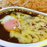 シロクマカレー - 牛スジカレー　680円、焼きチーズ　150円 温泉玉子　100円トッピングで