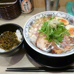 下品なぐらいダシのうまいラーメン屋 - 飛魚だし濃いめそば大盛り＆たかなごはん