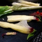 レストラン バカール - ヤングコーン、小さいトマト、オイスターリーフ