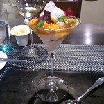 レストラン バカール - 冷製コンソメゼリーのカクテル　利尻の塩水ウニとカリフラワーのムース