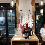 AU GAMIN DE TOKIO table - 店内の胡蝶蘭