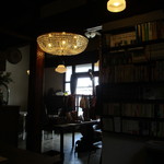 nico cafe - 大きなシャンデリアのある真ん中エリア