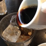 コンパル - 氷の入ったグラスに自分で注ぐタイプ