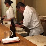 祇園 大渡 - 鱧の骨切中　シャリシャリとええ音するわ♪