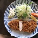 とんかつとハンバーグ はらから亭 - 見た目は綺麗な肉と脂身なのに 酸化した油はそれを
打ち消して しまっている 下処理は真面目にもう少し
肉は叩きましょうね
