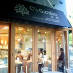 宝塚C's Garden Cafe - お店は上が横浜人形の家になっています