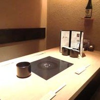 玄品 大阪 梅田東通 ふぐ・うなぎ・かに料理 - 掘りごたつテーブル