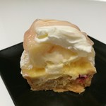 レ・グーテ - ジューシーでとろける甘さのフレッシュな桃と、マンゴーの香りを付けたカスタード、土台のダマンドにも桃の果実入り