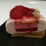 レ・グーテ - まろやかなマスカルポーネと甘酸っぱいフランボワーズ、土台の香り良いピスタチオのビスキュイが合う！