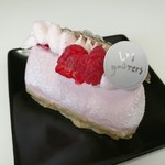 レ・グーテ - キュートなさくら色のホワイトチョコとフランボワーズのムース、さくら460円