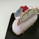 レ・グーテ - 春らしい砂糖をまぶした桜の葉やフランボワーズ、ふんわりホワイトチョコのクリームのトッピング