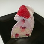 レ・グーテ - ホワイトチョコとフランボワーズのムースの中は、さくらクリーム入りのキャラメルムース