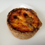 レ・グーテ - 皮付きじゃが芋に、飴色玉葱や輪切りのソーセージ入り、ジャーマンポテトのキッシュ400円