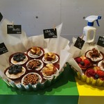 レ・グーテ - 程よいサイズの小タルトは、ナッツやチョコ、ベリーやいちじくなど種類豊富