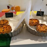 レ・グーテ - キッシュはジャーマンポテトの他にも、定番のベーコンと玉葱、エリンギと椎茸まいたけなど