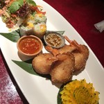 エラワン - 前菜三種盛り。カリカリハーブライスとタイソーセージのレタスラップは最高