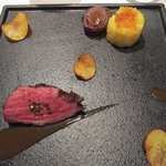 レストラン ビオス - 朝霧高原岡村牛のロースト、新玉葱のグラッセとドフィノワ